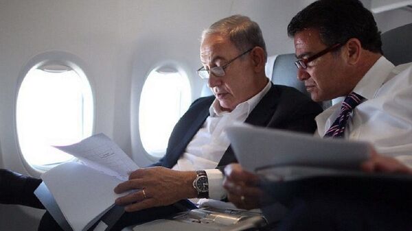 Benjamin Netanyahu and Yossi Cohen look over documents in a photo posted on social media by Netanyahu on December 7, 2015, shortly after he named Cohen as the new Mossad chief - Sputnik International