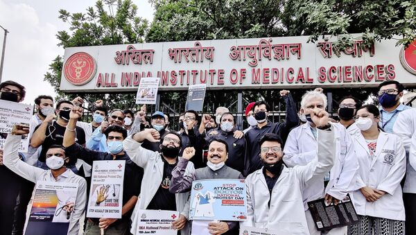 Doctors took part in National Protest Day at AIIMS, New Delhi on Friday to raise their voice against rising violence towards healthcare workers - Sputnik International