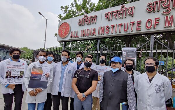 Dr. Jayesh Lele, Honorary Secretary General, IMA along with other agitating doctors during the protest in Delhi on Friday - Sputnik International