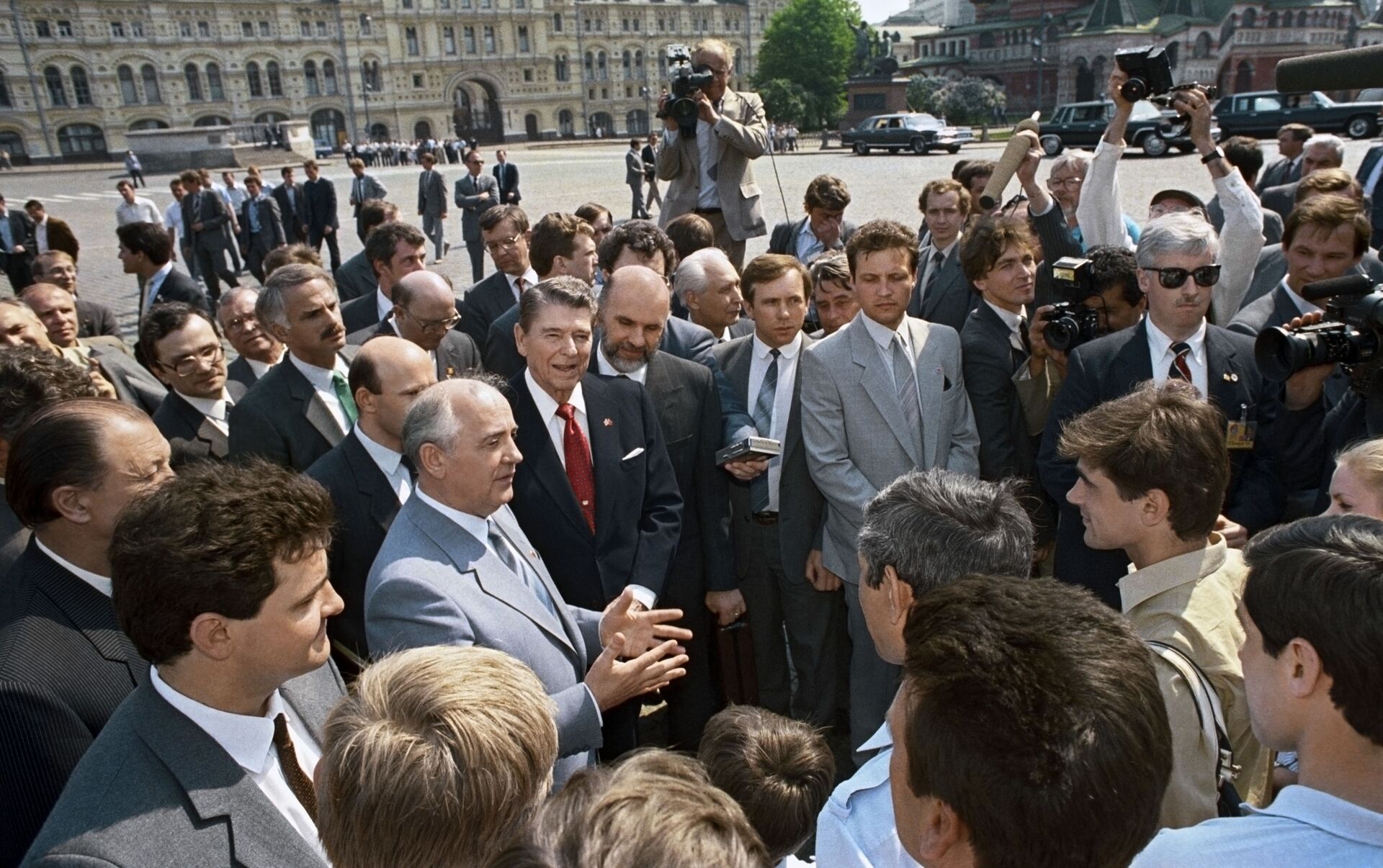 Переговоры рейгана и коля. Визит Горбачева Рональд Рейган. Рональд Рейган с Горбачевым на красной площади. Горбачев и Рейган Москва 1988. Рональд Рейган в Москве 1988.