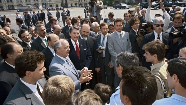 General Secretary of the CPSU Central Committee Mikhail Gorbachev and US President Ronald Reagan talk to journalists on Red Square during the visit of the American delegation to Moscow. - Sputnik International