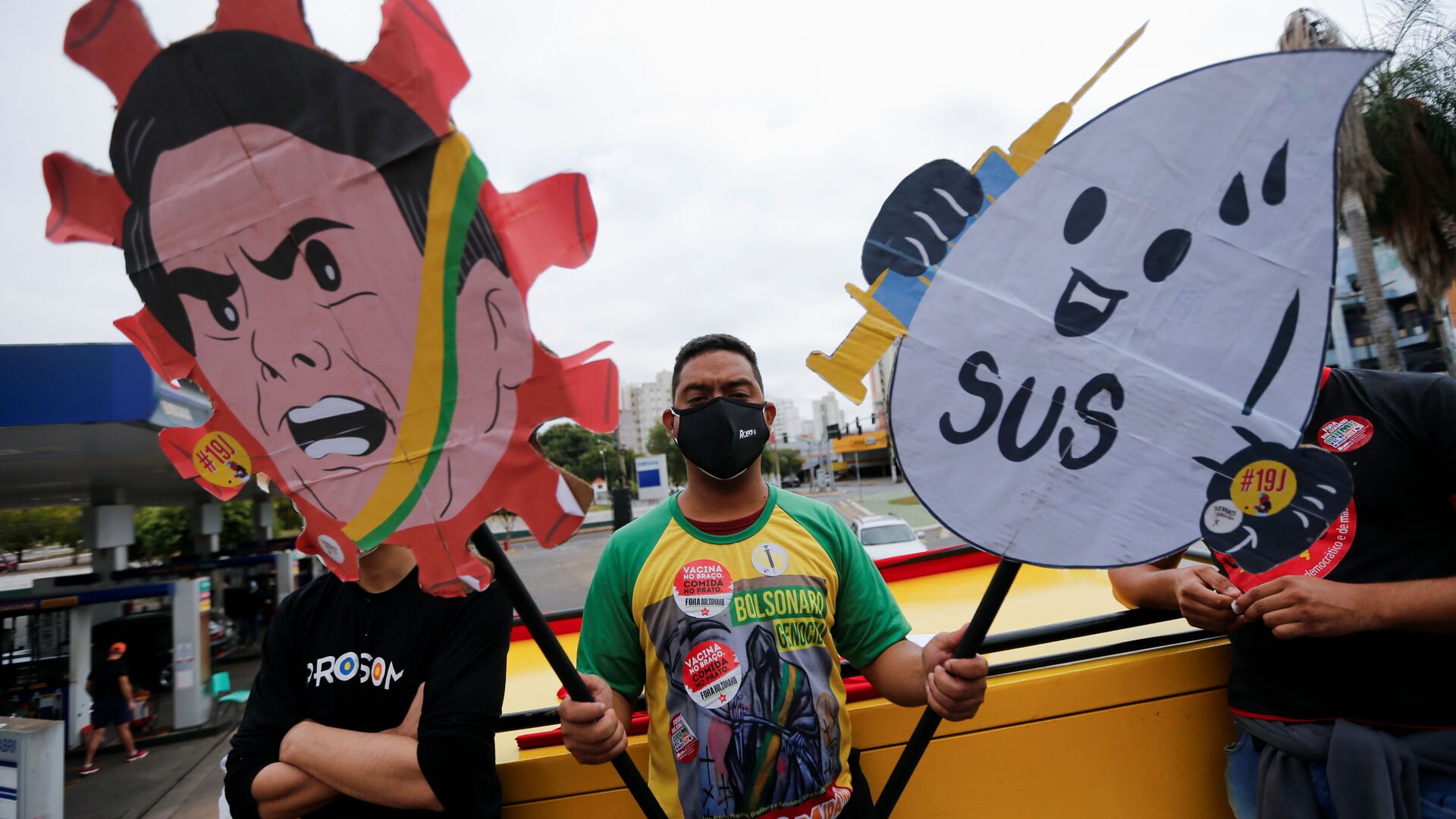 People participate in a protest against Brazil's President Jair Bolsonaro and his handling of the coronavirus disease (COVID-19) pandemic in Cuiaba, Brazil, June 19, 2021.  - Sputnik International, 1920, 03.07.2021