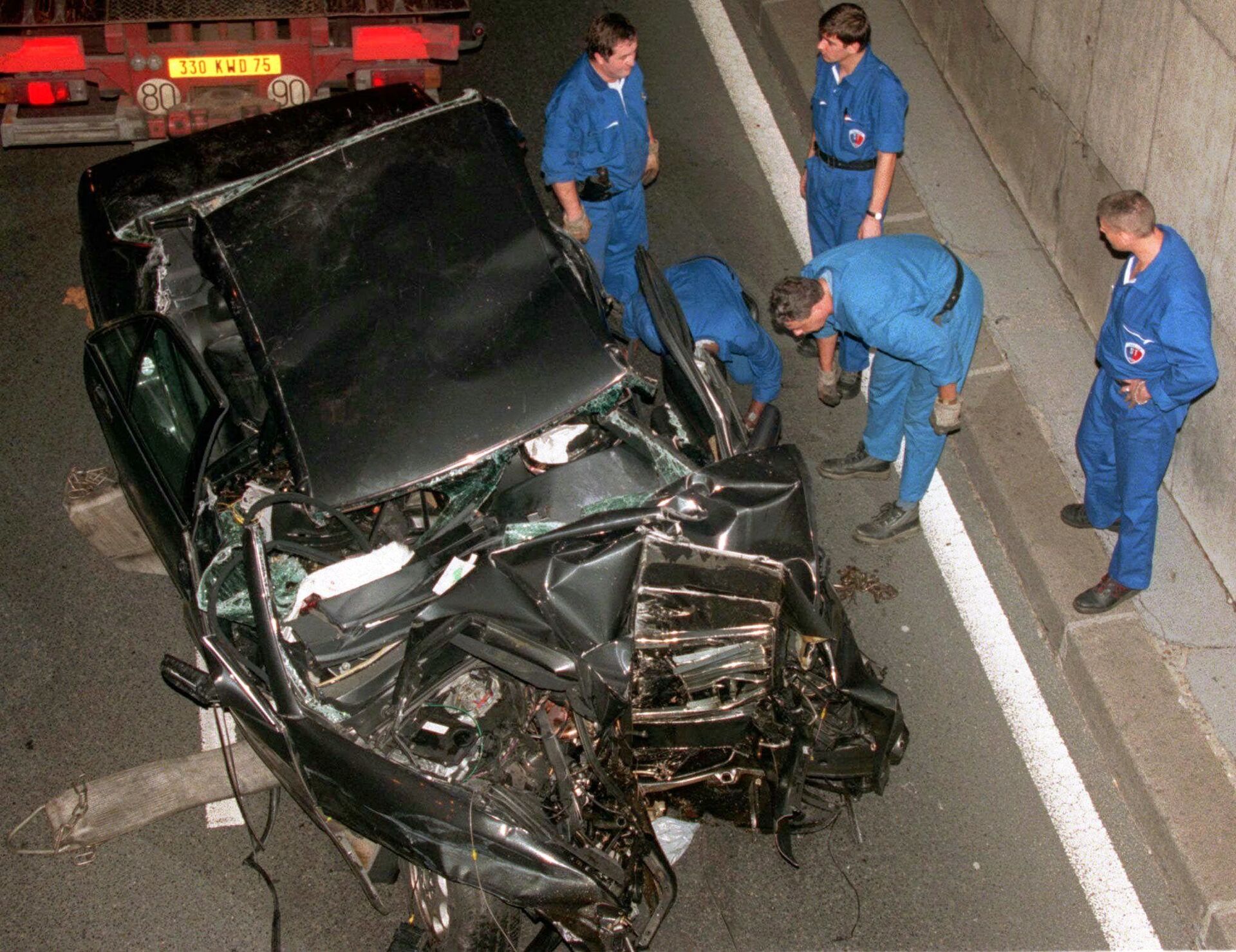 Police services prepare to take away the damaged car in the Pont d'Alma tunnel in Paris in which Diana, Princess of Wales, and Dodi Fayed were traveling in this Sunday, Aug. 31, 1997 - Sputnik International, 1920, 30.12.2021