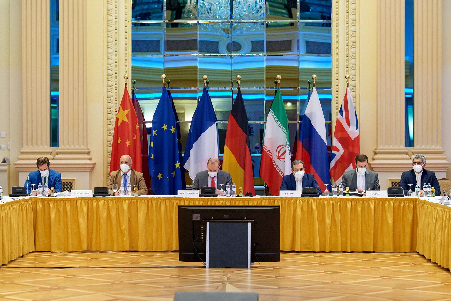 European External Action Service (EEAS) Deputy Secretary General Enrique Mora and Iranian Deputy at Ministry of Foreign Affairs Abbas Araghchi wait for the start of talks on reviving the 2015 Iran nuclear deal in Vienna, Austria June 20, 2021 - Sputnik International, 1920, 12.09.2021
