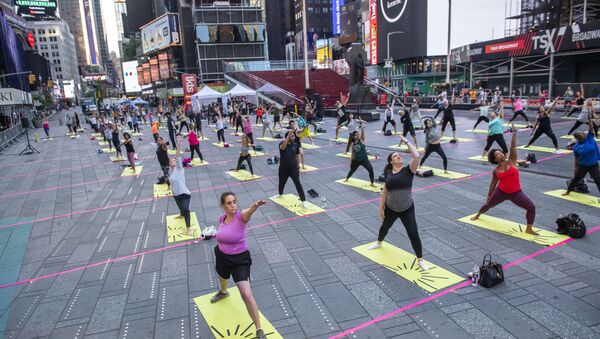 People participate in Solstice in Times Square: Mind Over Madness Yoga, an annual all-day outdoor yoga event in New York's Times Square, Sunday, June 20, 2021. - Sputnik International
