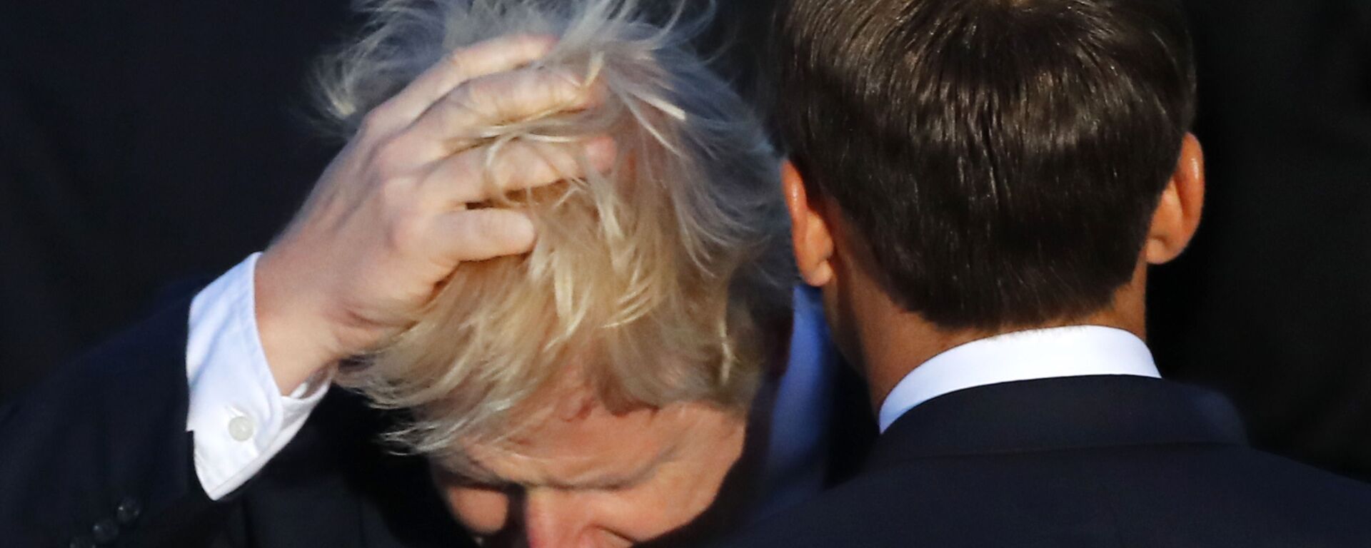 Britain's Prime Minister Boris Johnson touches his hair beside French President Emmanuel Macron during the G7 family photo Sunday, Aug. 25, 2019 in Biarritz - Sputnik International, 1920, 20.09.2021