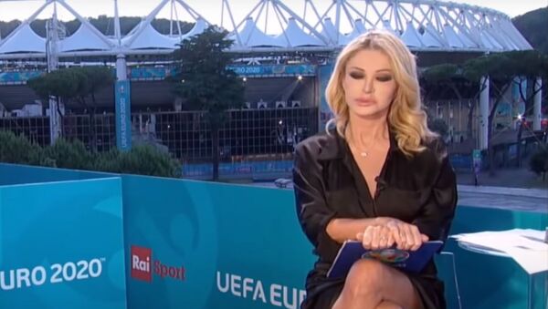 Italian TV host Paola Ferrari has denied claims she was not wearing underwear while hosting EURO 2020 television coverage as a clip of her switching legs during the show went viral. - Sputnik International