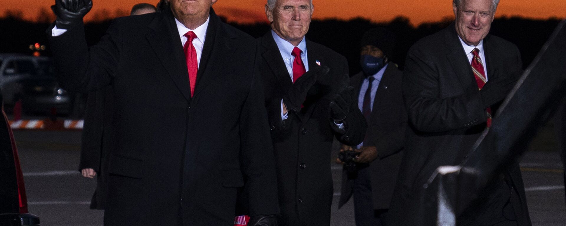 President Donald Trump and Vice President Mike Pence arrive for a campaign rally at Cherry Capital Airport, Monday, Nov. 2, 2020, in Traverse City, Mich., with White House chief of staff Mark Meadows, right. Meadows has been diagnosed with the coronavirus as the nation sets daily records for confirmed cases for the pandemic - Sputnik International, 1920, 16.06.2022