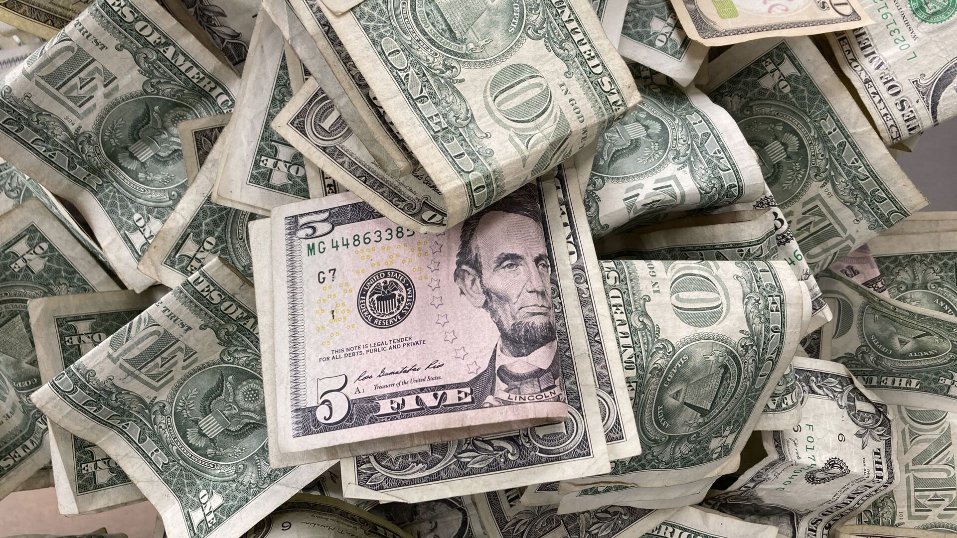 Dollar bills are deposited in a tip box, May 24, 2021 in New York. - Sputnik International, 1920, 21.09.2022