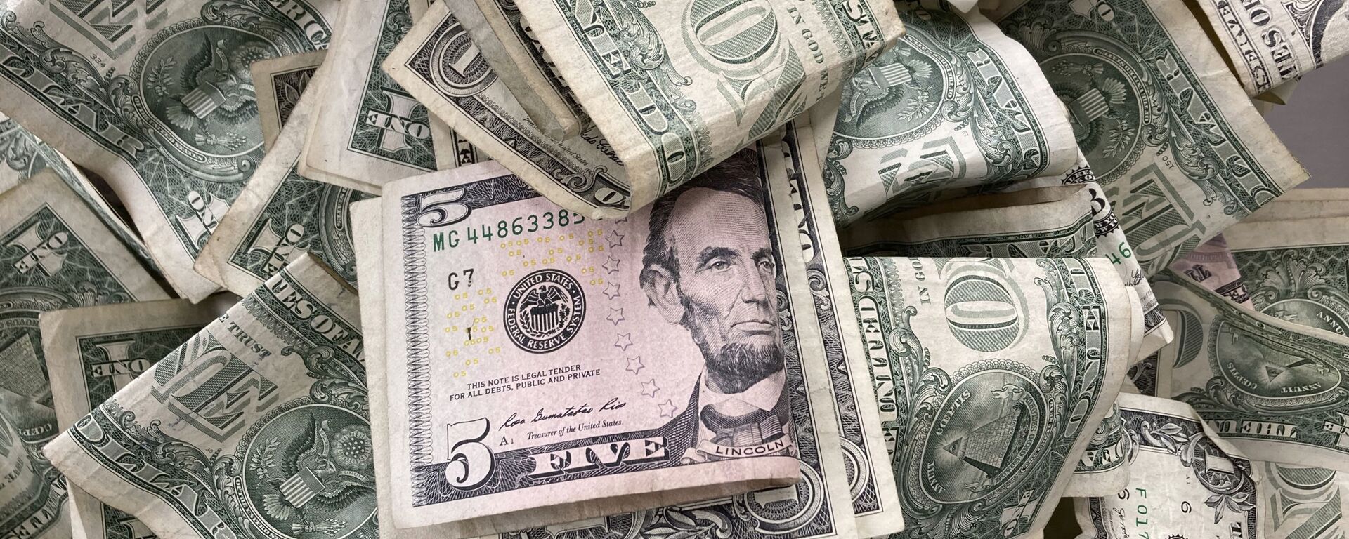 Dollar bills are deposited in a tip box, May 24, 2021 in New York. - Sputnik International, 1920, 21.09.2022