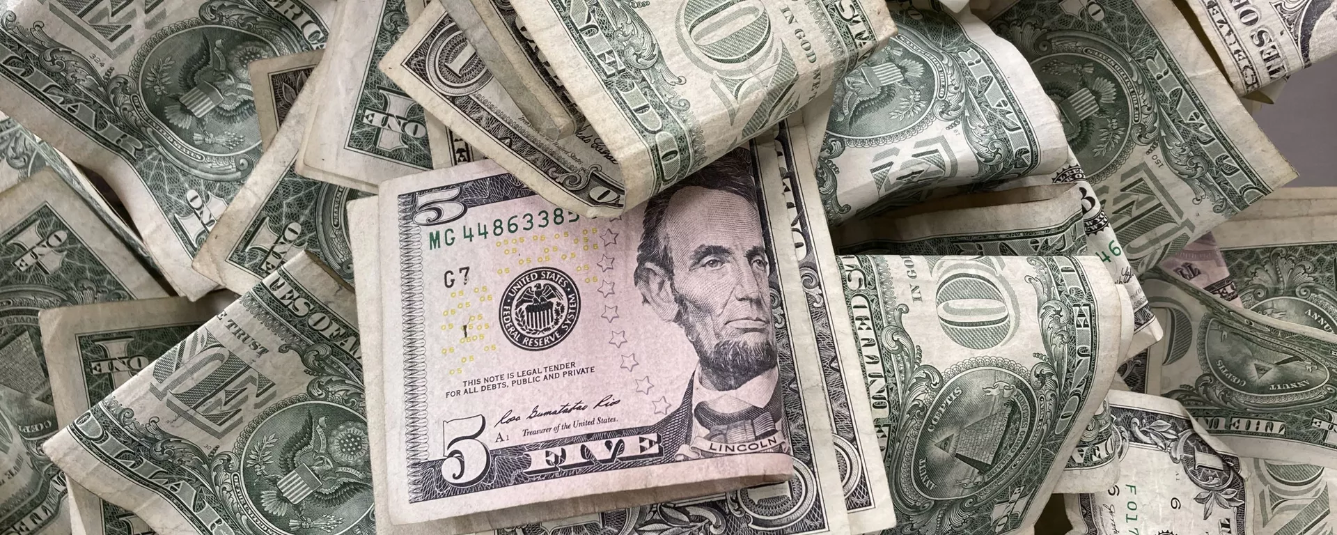 Dollar bills are deposited in a tip box, May 24, 2021 in New York. - Sputnik International, 1920, 28.05.2023