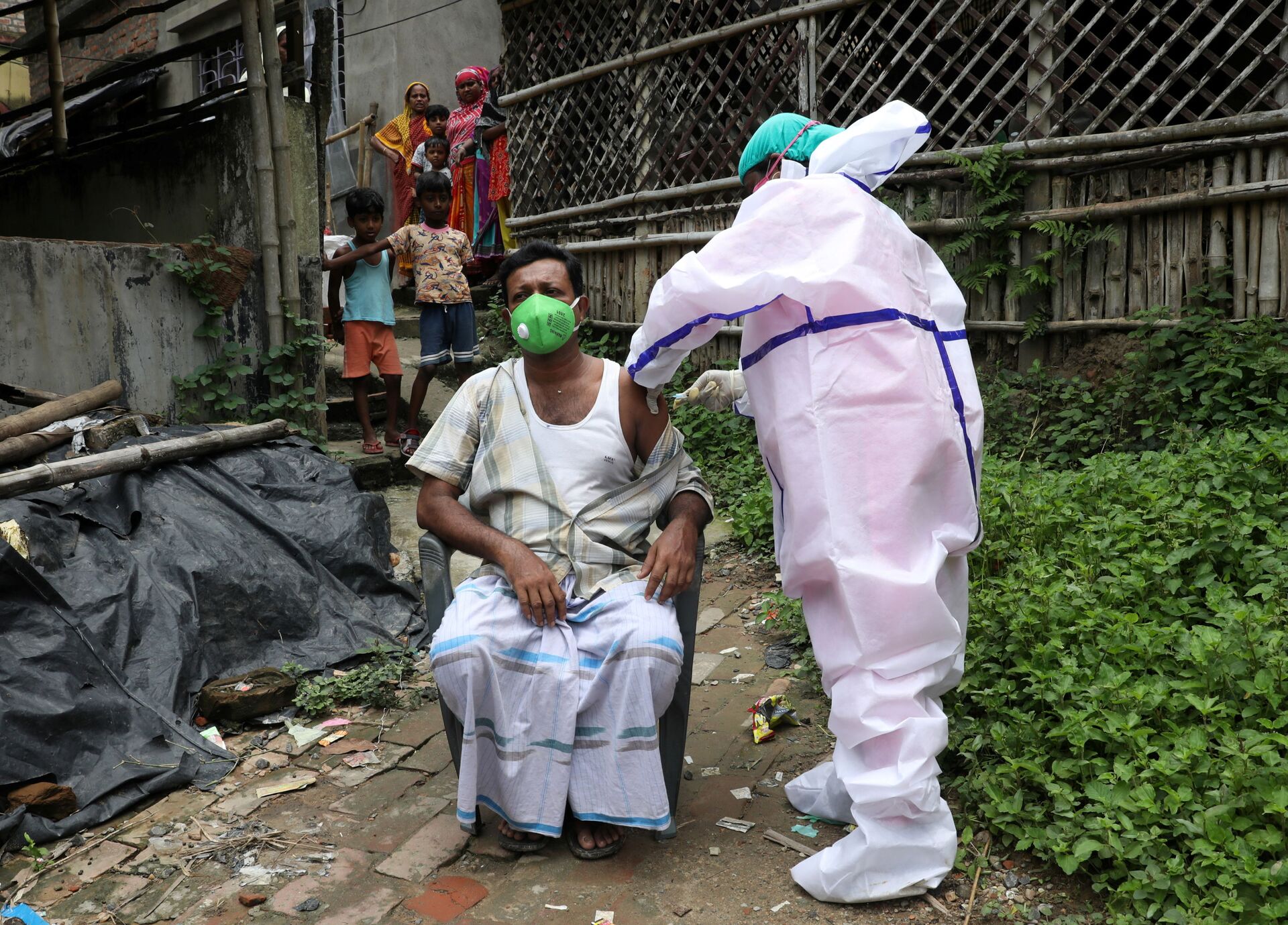 Yusuf Ali, a villager, receives a dose of COVISHIELD vaccine, a coronavirus disease (COVID-19) vaccine manufactured by Serum Institute of India, during a door-to-door vaccination and testing drive at Uttar Batora Island in Howrah district in West Bengal state, India, June 21, 2021 - Sputnik International, 1920, 25.09.2021