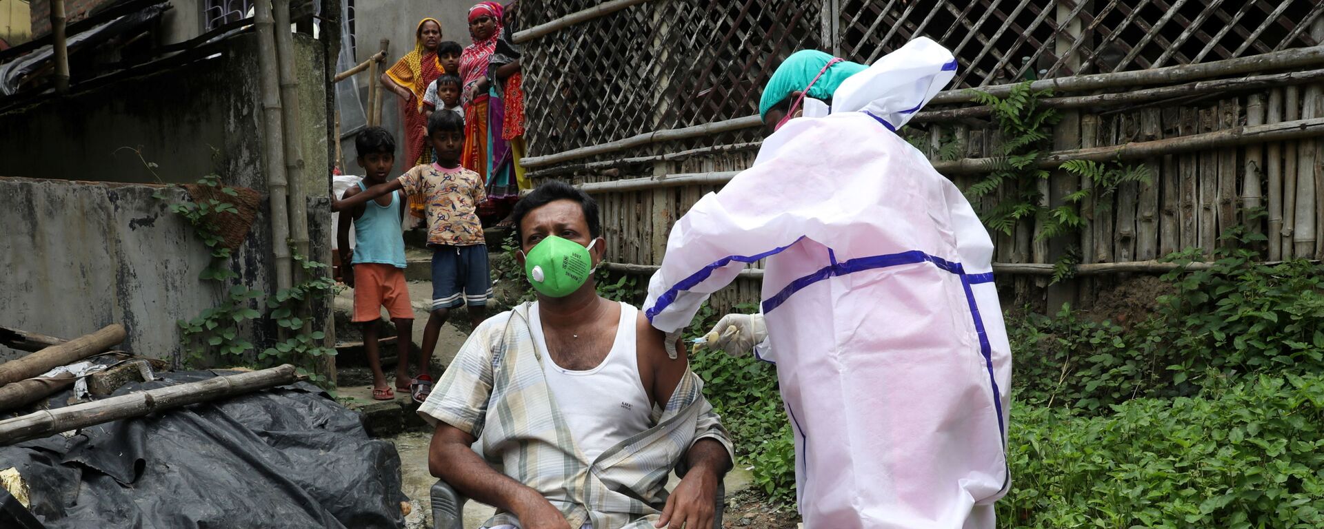 Yusuf Ali, a villager, receives a dose of COVISHIELD vaccine, a coronavirus disease (COVID-19) vaccine manufactured by Serum Institute of India, during a door-to-door vaccination and testing drive at Uttar Batora Island in Howrah district in West Bengal state, India, June 21, 2021 - Sputnik International, 1920, 02.11.2021