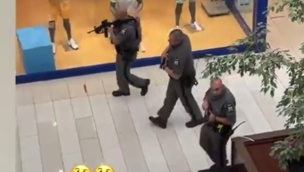 Police scan the inside of the Galleria Mall in New York, following reports of an active shooter. (6/22/2021) - Sputnik International