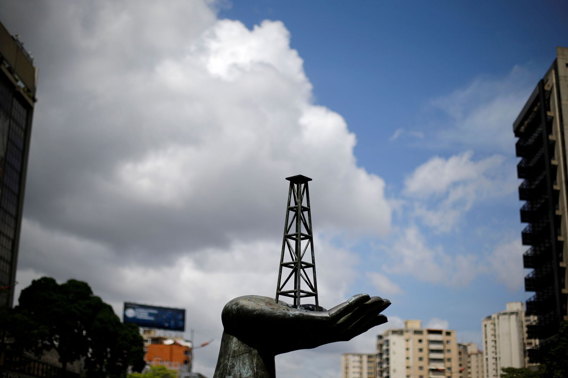 A sculpture is seen outside a building of Venezuela's state oil company PDVSA in Caracas, Venezuela June 14, 2016.  - Sputnik International, 1920, 25.09.2021