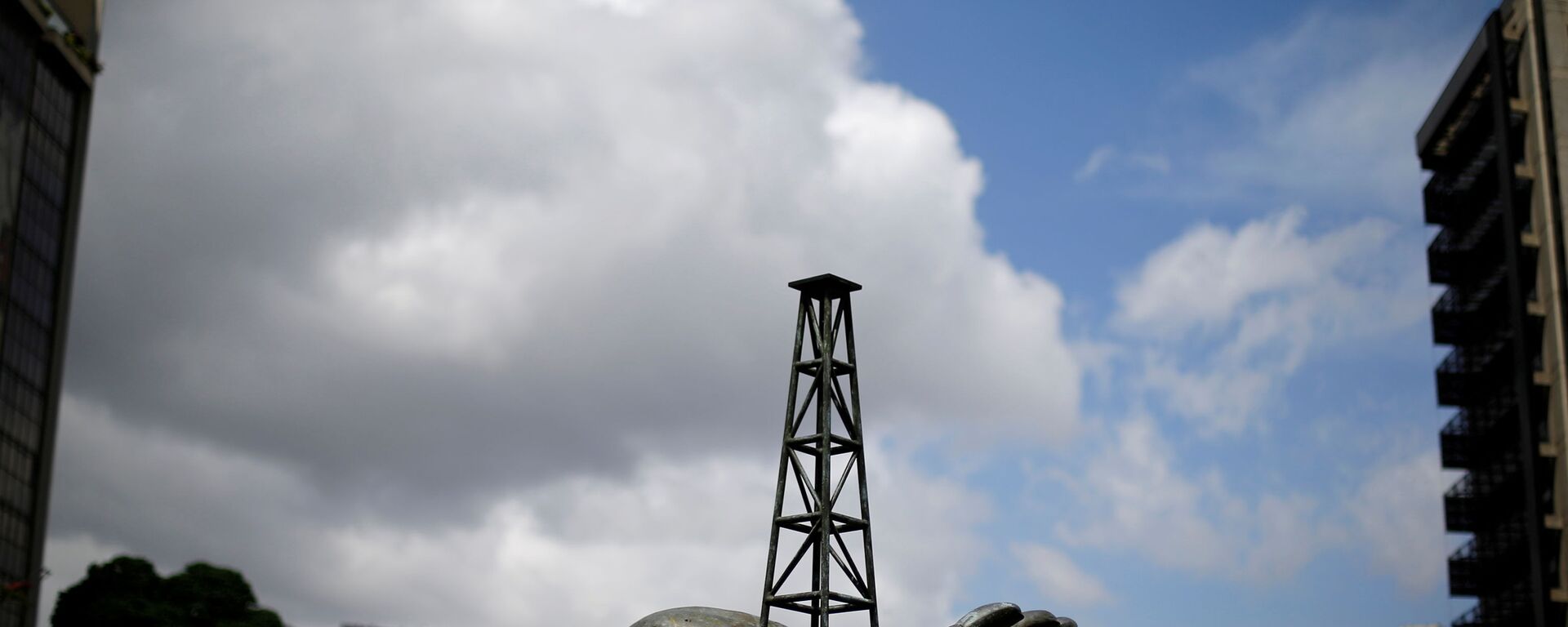 A sculpture is seen outside a building of Venezuela's state oil company PDVSA in Caracas, Venezuela June 14, 2016.  - Sputnik International, 1920, 22.06.2021