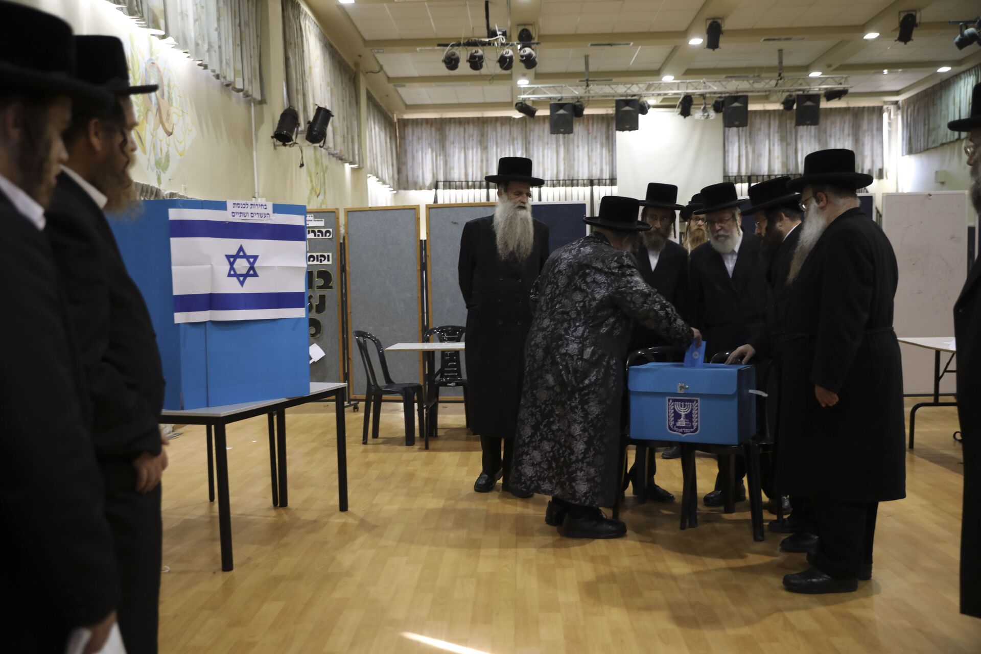 FILE - In this Tuesday, Sept. 17, 2019 file photo, ultra-Orthodox Jews watch Rabbi Israel Hager vote in Bnei Brak, Israel. Prime Minister Benjamin Netanyahu has called on his rival, Benny Gantz, to join a unity government, after unprecedented repeat elections returned a near tie between the two main parties. - Sputnik International, 1920, 26.10.2021