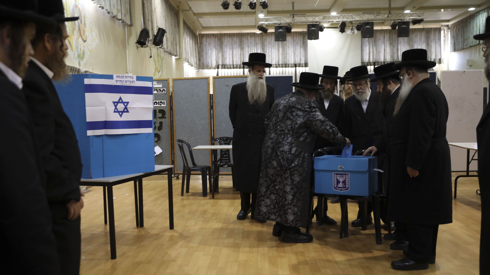 FILE - In this Tuesday, Sept. 17, 2019 file photo, ultra-Orthodox Jews watch Rabbi Israel Hager vote in Bnei Brak, Israel. Prime Minister Benjamin Netanyahu has called on his rival, Benny Gantz, to join a unity government, after unprecedented repeat elections returned a near tie between the two main parties. - Sputnik International, 1920, 23.02.2022