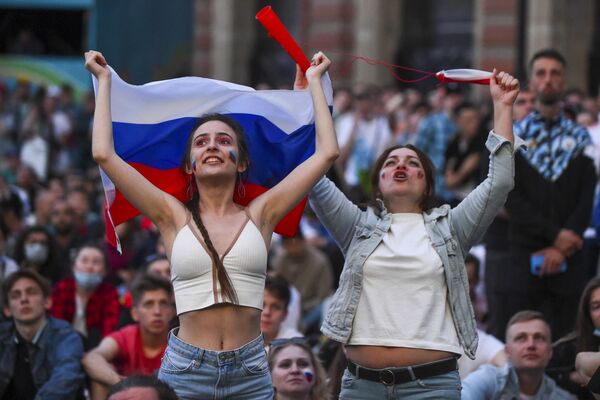 Gorgeous Female Fans Cheer National Teams at EURO 2020 - Sputnik International
