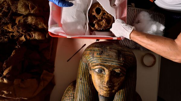 Ученые во время переноса египетской мумии в Милан из Бергамо  - Sputnik International