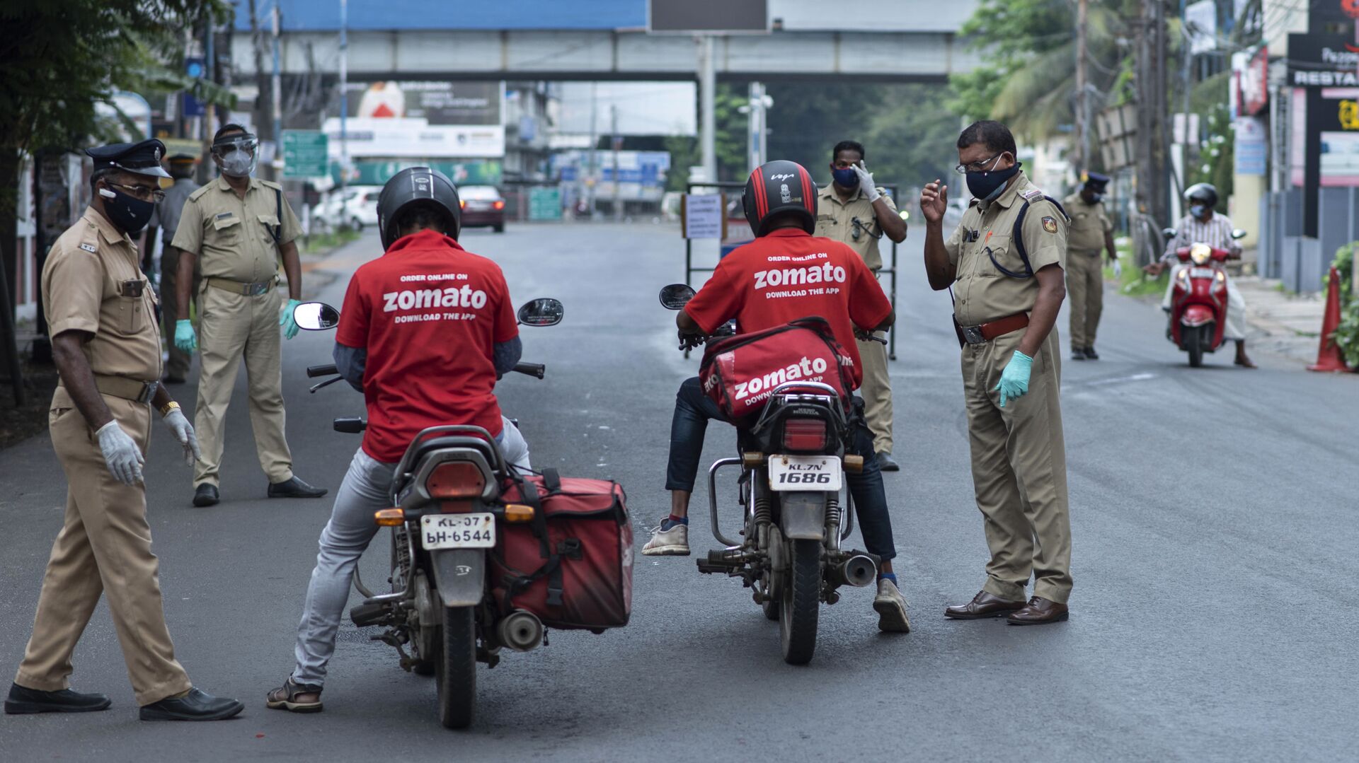 Policemen check the credentials of food delivery personnel during a lockdown imposed to curb the spread of coronavirus in Kochi, Kerala state, India, Saturday, May 8, 2021 - Sputnik International, 1920, 07.09.2021