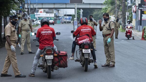 Policemen check the credentials of food delivery personnel during a lockdown imposed to curb the spread of coronavirus in Kochi, Kerala state, India, Saturday, May 8, 2021 - Sputnik International