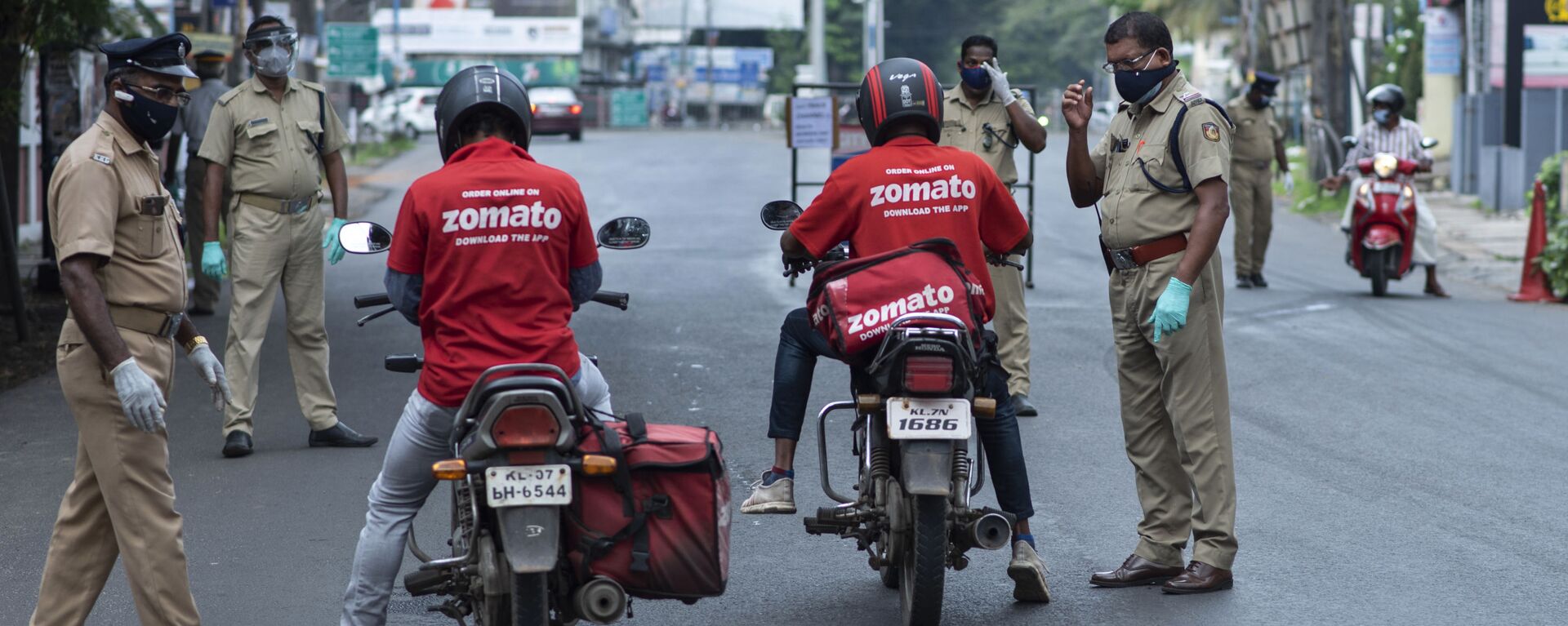 Policemen check the credentials of food delivery personnel during a lockdown imposed to curb the spread of coronavirus in Kochi, Kerala state, India, Saturday, May 8, 2021 - Sputnik International, 1920, 07.09.2021