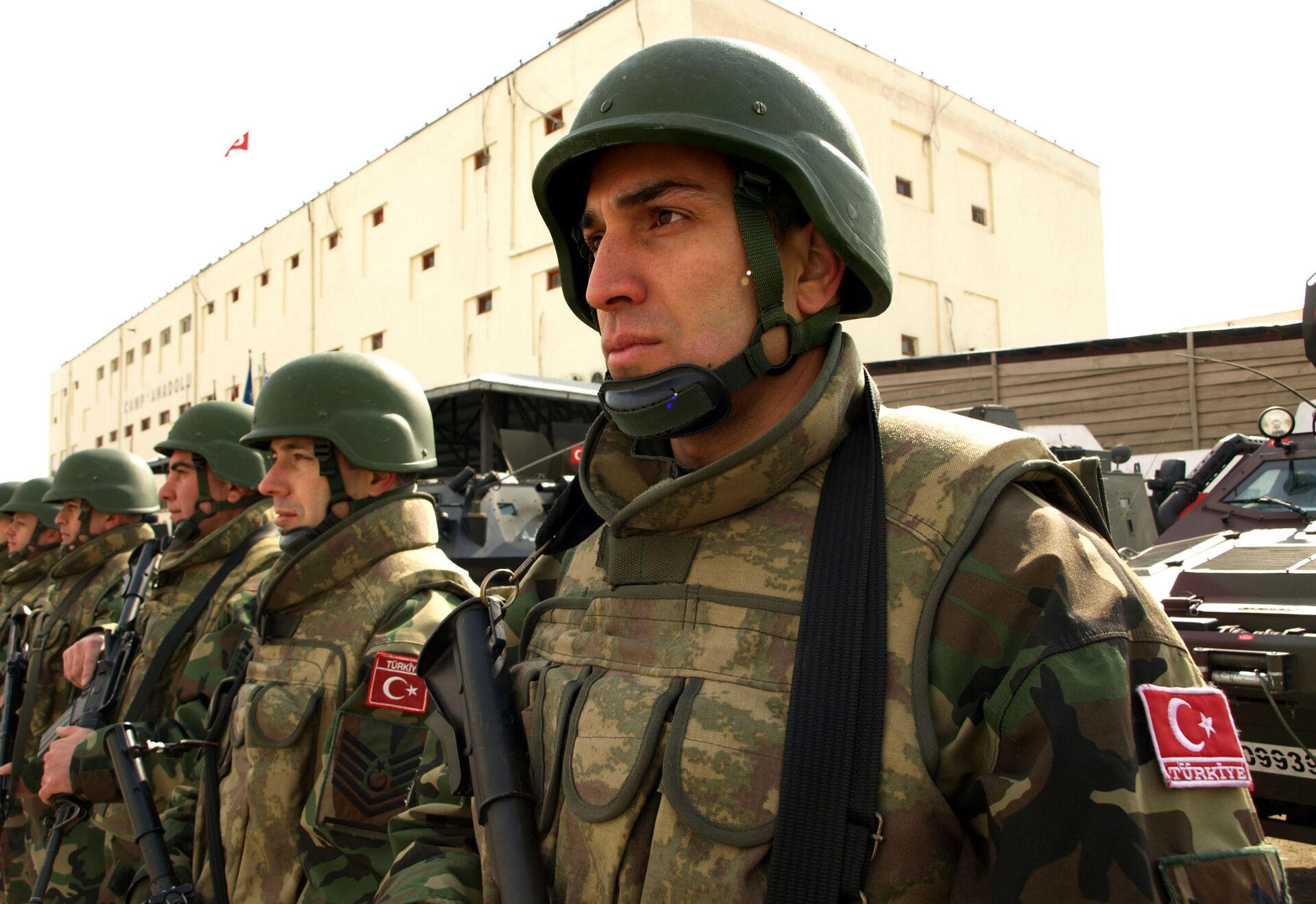 Turkish soldiers in combat gear stand guard outside the headquarters of Camp Anadolu in Kabul, Afghanistan on Thursday, Feb. 11, 2010.  - Sputnik International, 1920, 02.10.2021