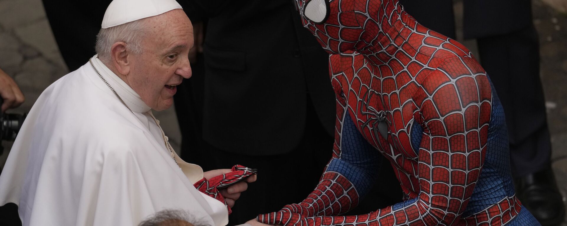 Pope Francis meets Spider-Man, who presents him with his mask, at the end of his weekly general audience with a limited number of faithful in the San Damaso Courtyard at the Vatican, Wednesday, June 23, 2021. The masked man works with sick children in hospitals. - Sputnik International, 1920, 23.06.2021