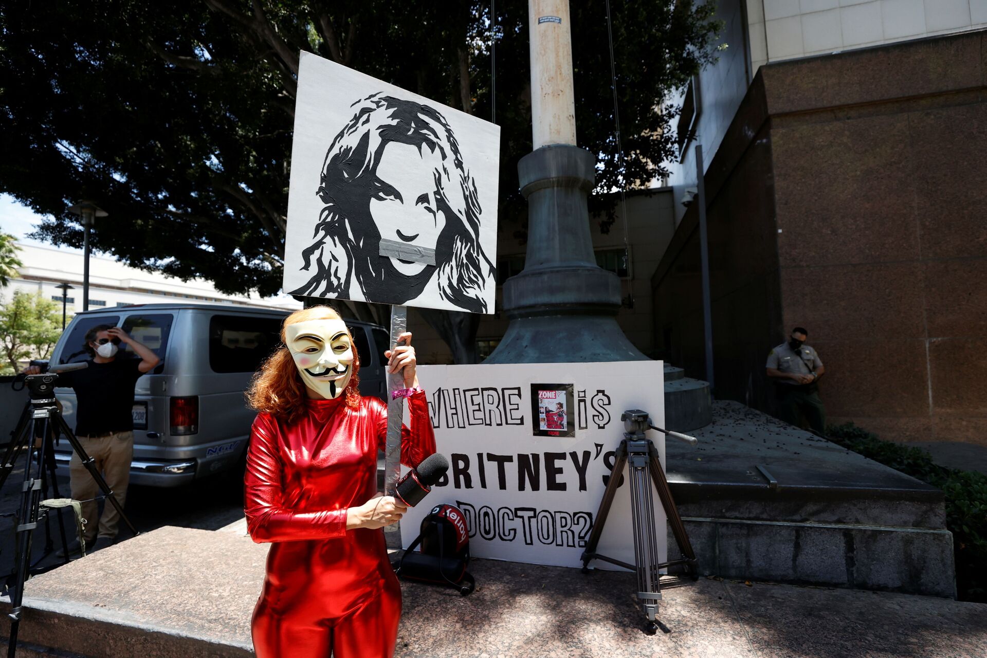 Gabriela Ruiz holding a sign protests in support of pop star Britney Spears on the day of a conservatorship case hearing at Stanley Mosk Courthouse in Los Angeles, California, U.S. June 23, 2021. - Sputnik International, 1920, 07.09.2021
