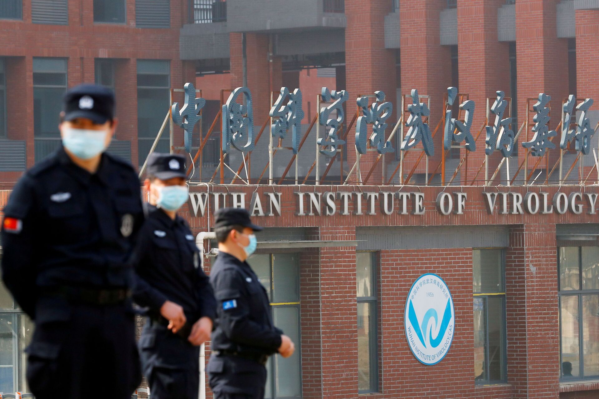 Security personnel keep watch outside the Wuhan Institute of Virology during the visit by the World Health Organization (WHO) team tasked with investigating the origins of the coronavirus disease (COVID-19), in Wuhan, Hubei province, China February 3, 2021.  - Sputnik International, 1920, 07.09.2021