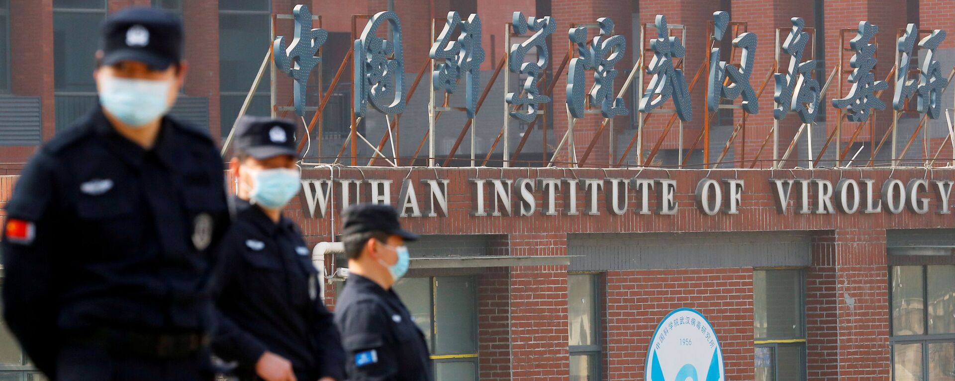 Security personnel keep watch outside the Wuhan Institute of Virology during the visit by the World Health Organization (WHO) team tasked with investigating the origins of the coronavirus disease (COVID-19), in Wuhan, Hubei province, China February 3, 2021.  - Sputnik International, 1920, 24.06.2021
