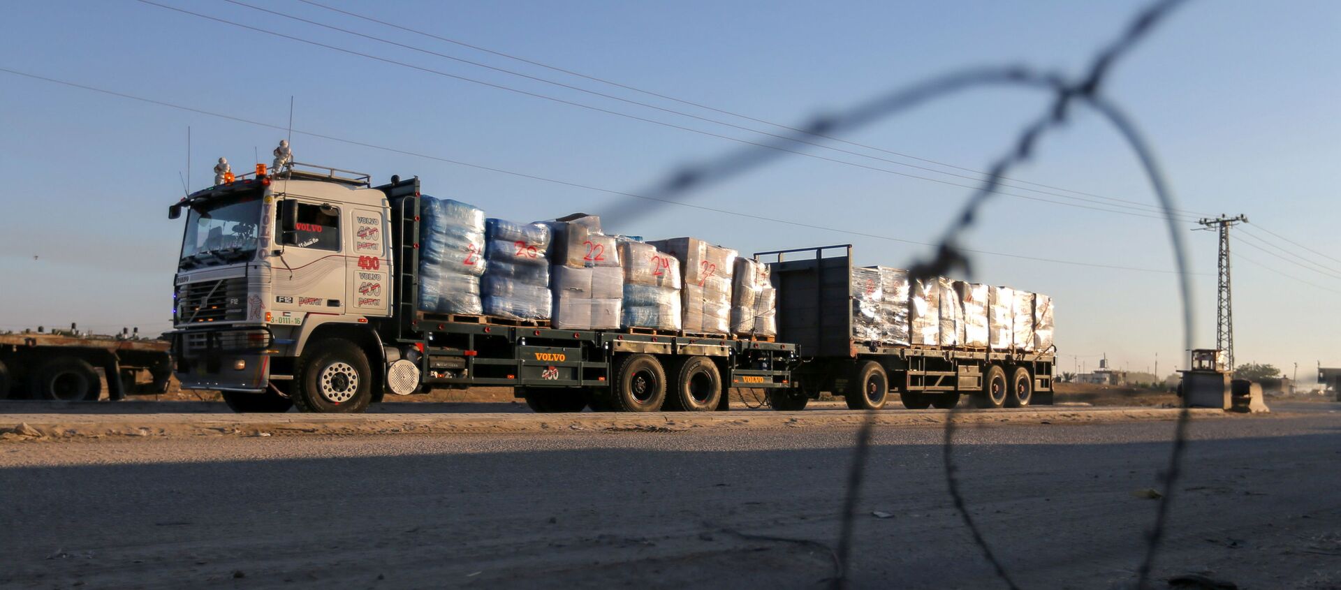 A truck carrying clothes for export is seen at Kerem Shalom crossing in Rafah in the southern Gaza Strip, June 21, 2021.  - Sputnik International, 1920, 24.06.2021