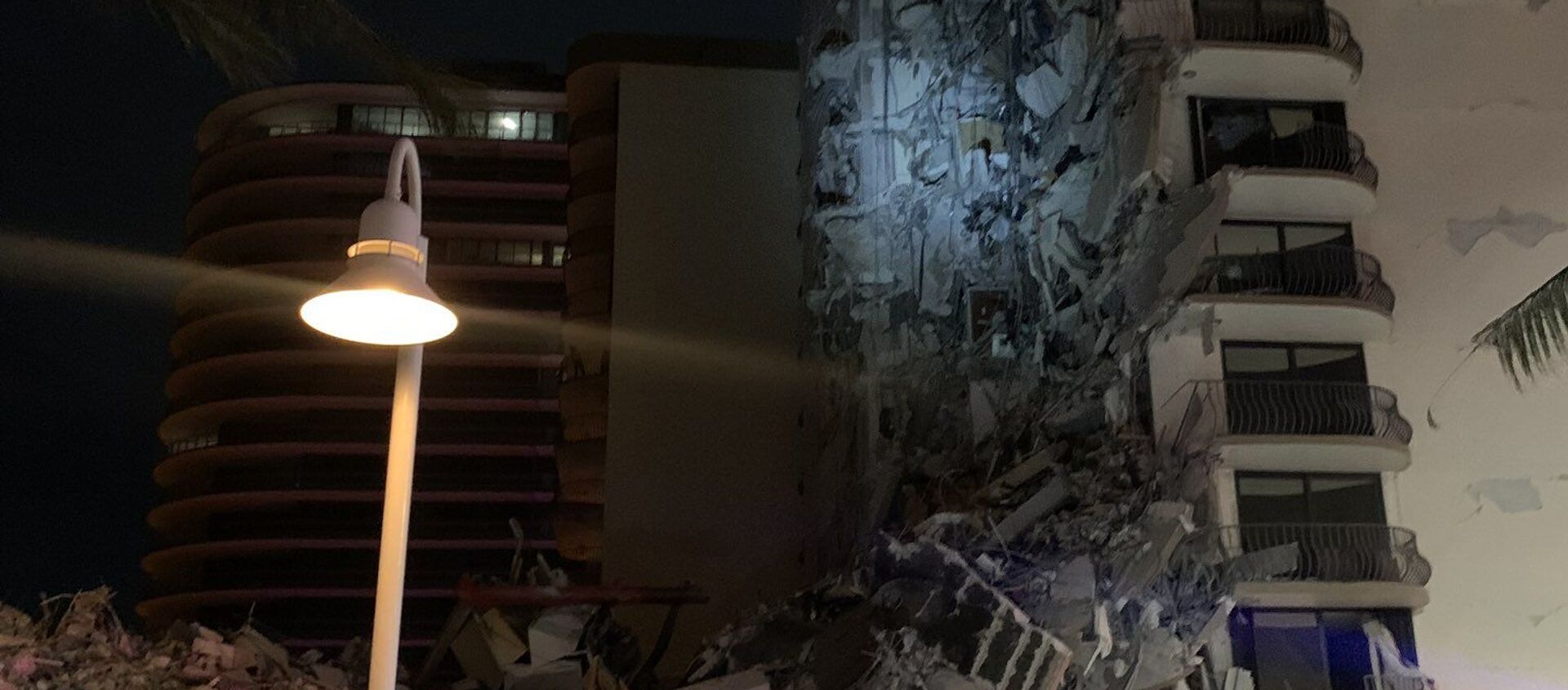 MBPD and  Miami Beach Fire  are assisting the Town of Surfside at a partial building collapse located at 8777 Collins Avenue in Surfside, Florida - Sputnik International, 1920, 24.06.2021