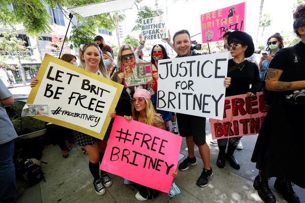 People protesting in support of pop star Britney Spears.  - Sputnik International