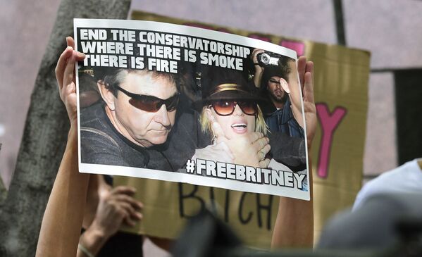 Fans and supporters of Britney Spears hold placards as they gather outside the County Courthouse in Los Angeles.  - Sputnik International