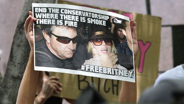 Fans and supporters of Britney Spears hold placards as they gather outside the County Courthouse in Los Angeles, California on June 23, 2021, during a scheduled hearing in Britney Spears' conservatorship case. - Pop singer Britney Spears urged a US judge on June 23, to end a controversial guardianship that has given her father control over her affairs since 2008. - Sputnik International