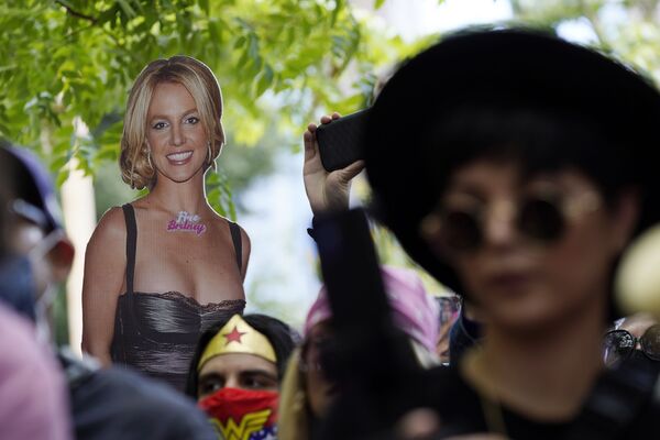A cut-out of Britney Spears outside the court.  - Sputnik International