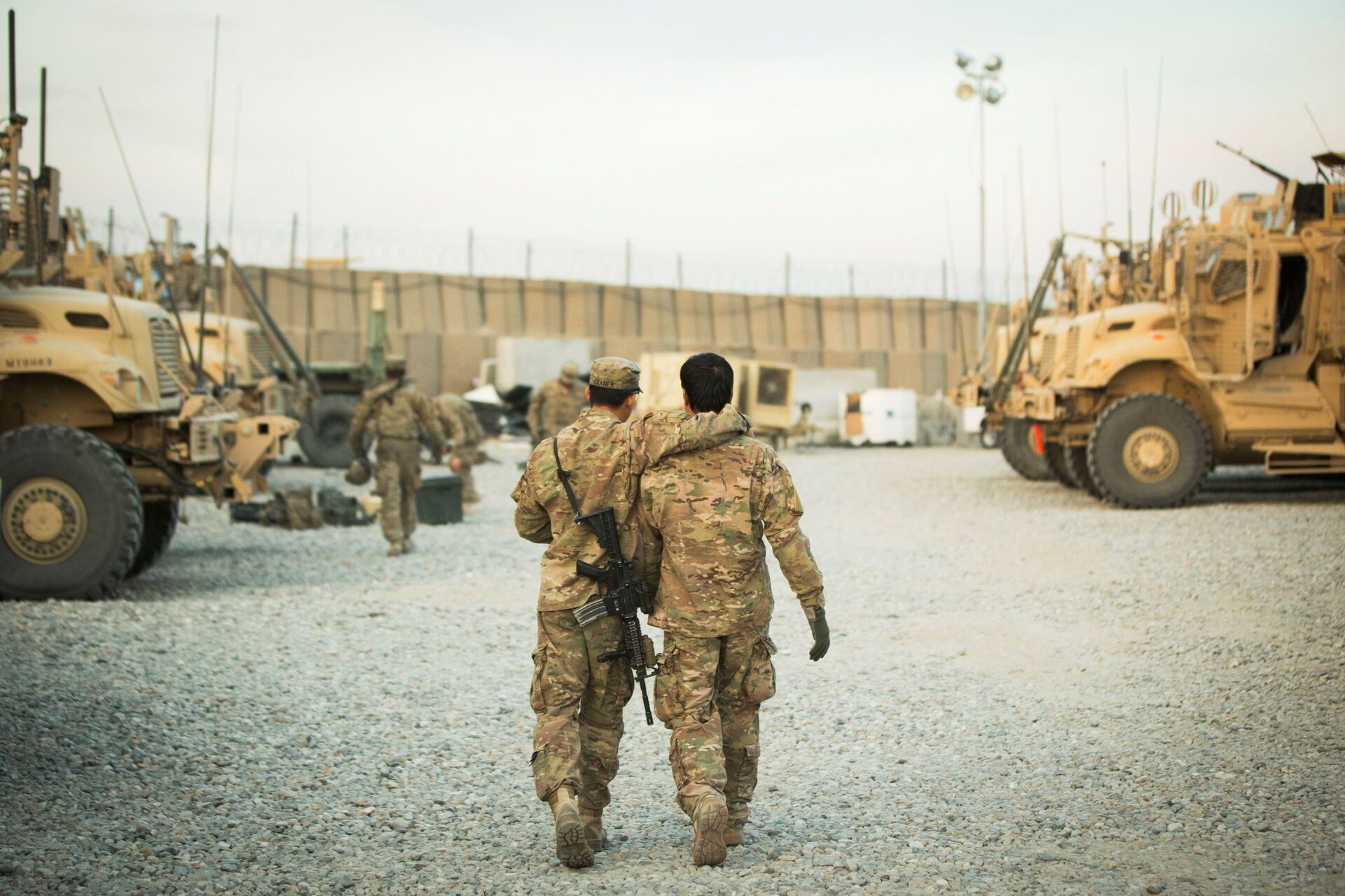 FILE PHOTO: A U.S. soldier from the 3rd Cavalry Regiment walks with the unit's Afghan interpreter before a mission near forward operating base Gamberi in the Laghman province of Afghanistan December 11, 2014. - Sputnik International, 1920, 07.09.2021