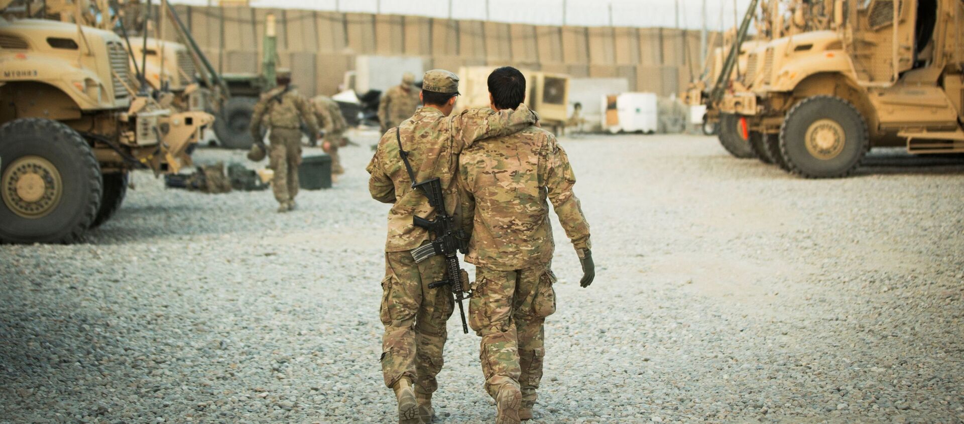 FILE PHOTO: A U.S. soldier from the 3rd Cavalry Regiment walks with the unit's Afghan interpreter before a mission near forward operating base Gamberi in the Laghman province of Afghanistan December 11, 2014. - Sputnik International, 1920, 25.06.2021