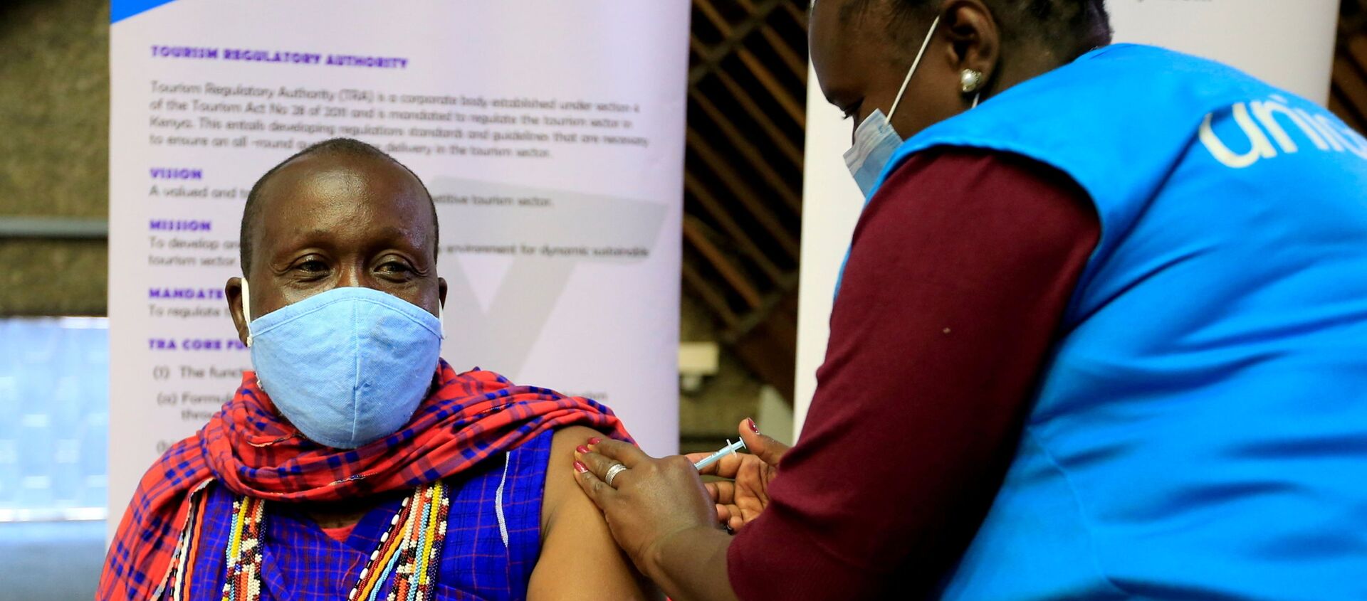 Kenyan tour guide, Daniel Ole Kissipan, receives the AstraZeneca/Oxford vaccine against the coronavirus disease (COVID-19) under the COVAX scheme, in Nairobi, Kenya, April 27, 2021. - Sputnik International, 1920, 24.06.2021