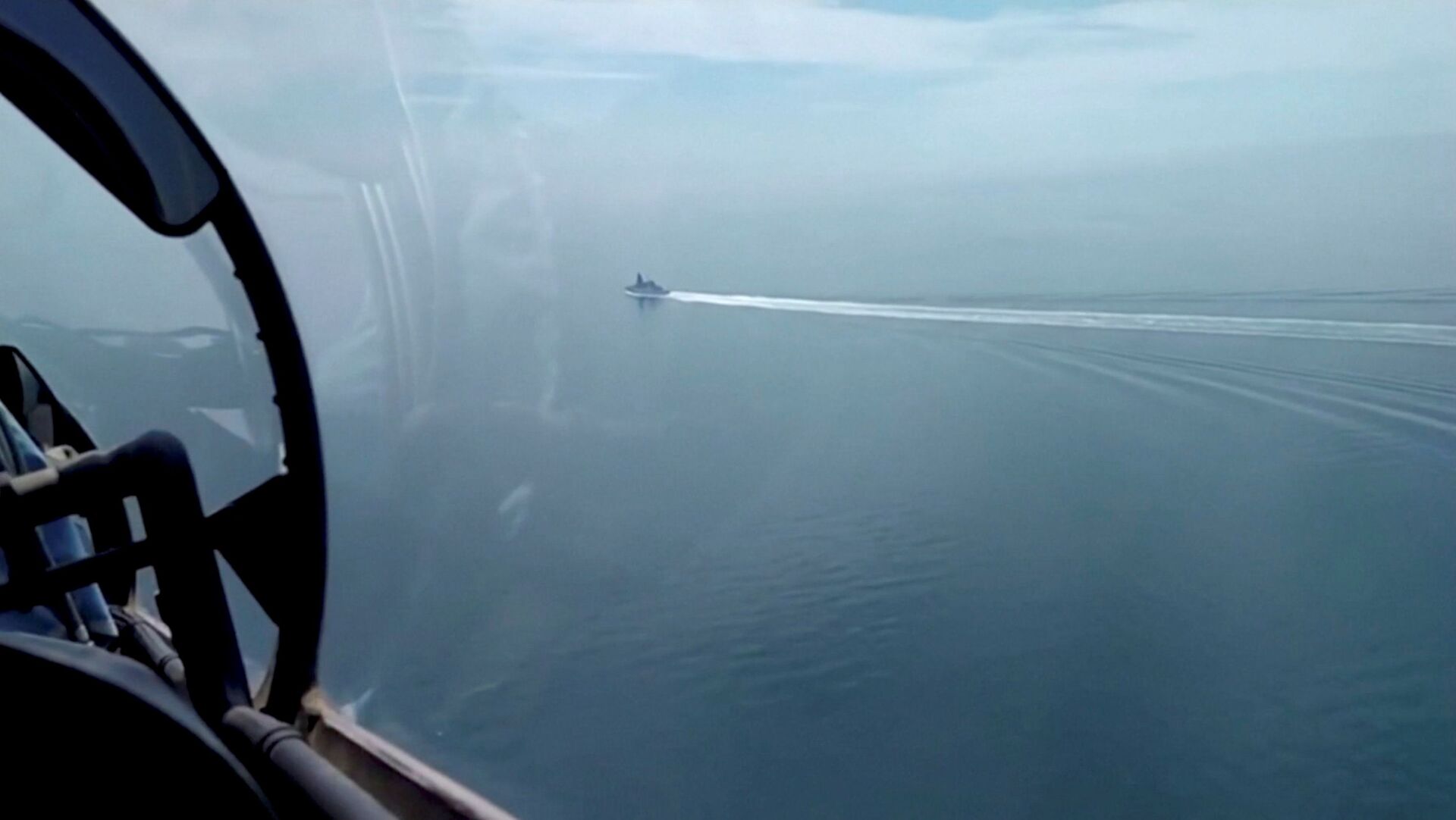 A still image taken from a video released by Russia's Defence Ministry allegedly shows British Royal Navy's Type 45 destroyer HMS Defender filmed from a Russian military aircraft in the Black Sea, June 23, 2021. - Sputnik International, 1920, 07.09.2021