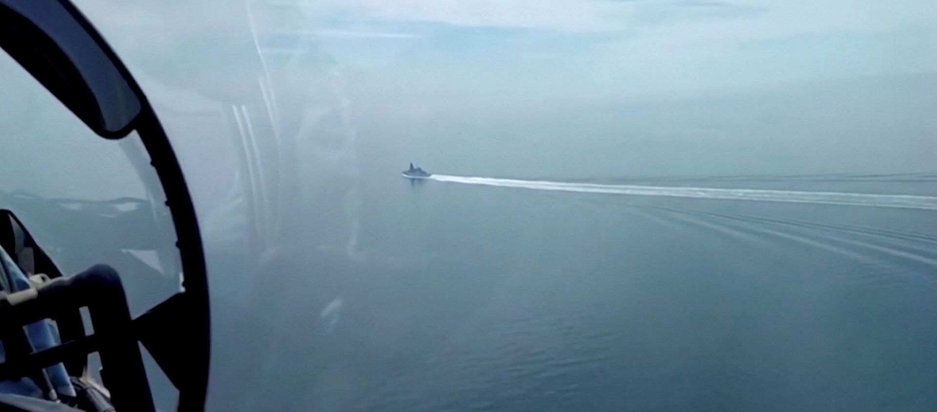 A still image taken from a video released by Russia's Defence Ministry allegedly shows British Royal Navy's Type 45 destroyer HMS Defender filmed from a Russian military aircraft in the Black Sea, June 23, 2021. - Sputnik International, 1920, 24.06.2021