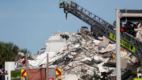 Emergency crew members search for missing residents in a partially collapsed building in Surfside, near Miami Beach, Florida, U.S., June 24, 2021. - Sputnik International