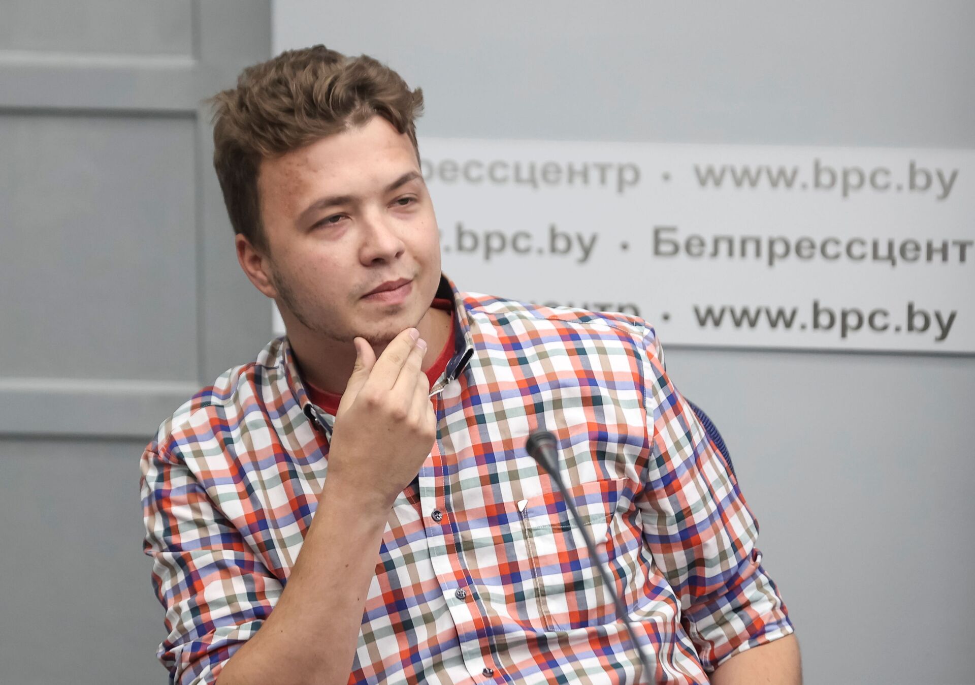 Jailed Belarus journalist Roman Protasevich takes part in a press conference about the forced landing of the Ryanair passenger plane on which he was travelling, in Minsk, Belarus June 14, 2021 - Sputnik International, 1920, 22.12.2021