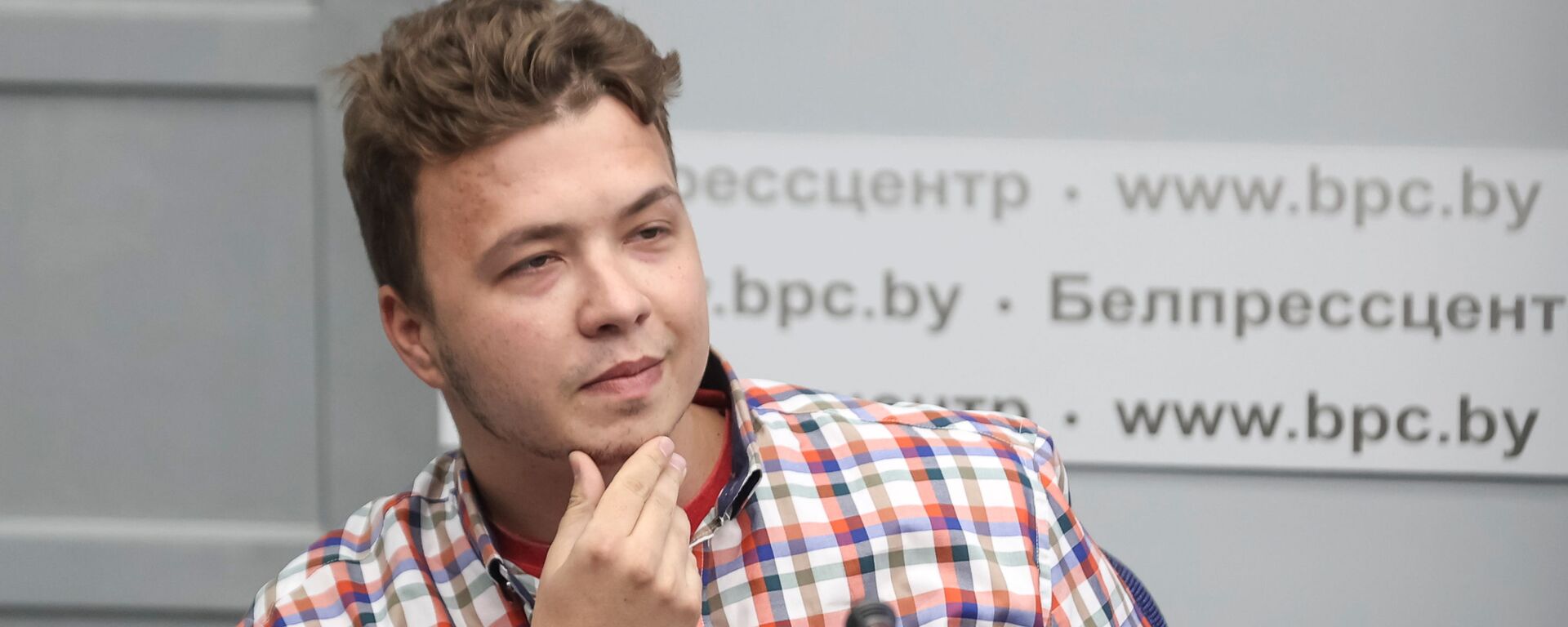 Jailed Belarus journalist Roman Protasevich takes part in a press conference about the forced landing of the Ryanair passenger plane on which he was travelling, in Minsk, Belarus June 14, 2021 - Sputnik International, 1920, 25.06.2021