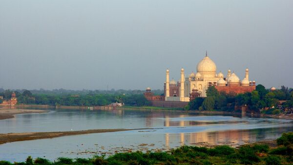 Taj Mahal on the banks of the Yamuna River - Sputnik International