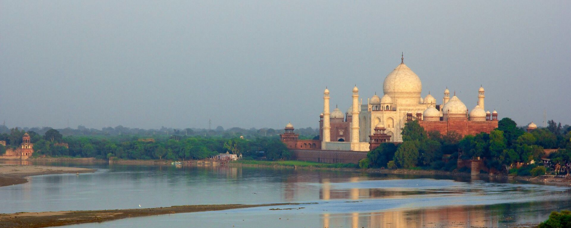 Taj Mahal on the banks of the Yamuna River - Sputnik International, 1920, 25.06.2021