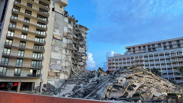 A view shows a partially collapsed building in Surfside, near Miami Beach, Florida, U.S., June 25, 2021 - Sputnik International