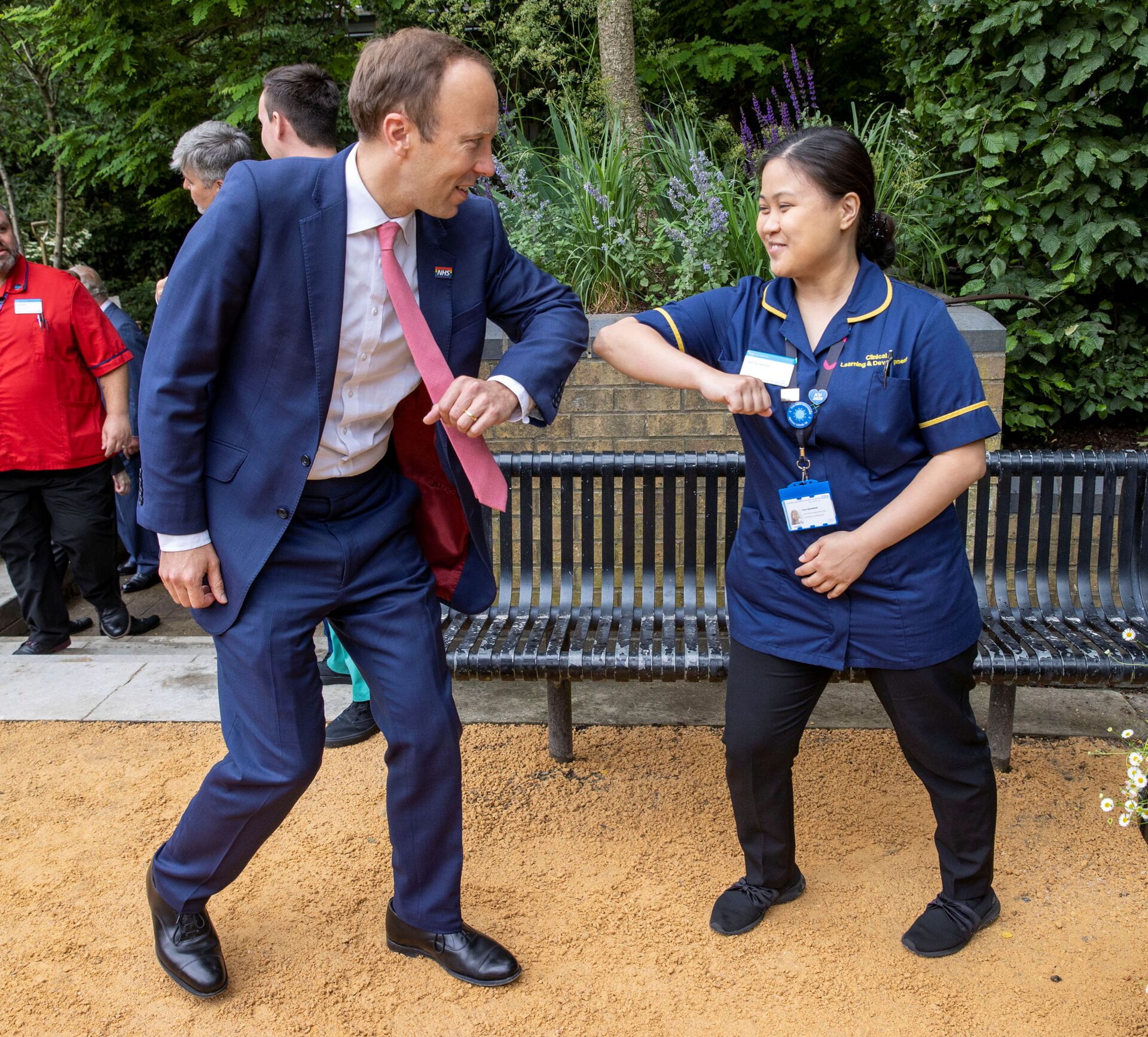 Steamy Affair or 'Staged Nonsense'? Netizens Cringe at Video of Matt Hancock Appearing to Snog Aide - Sputnik International, 1920, 26.06.2021